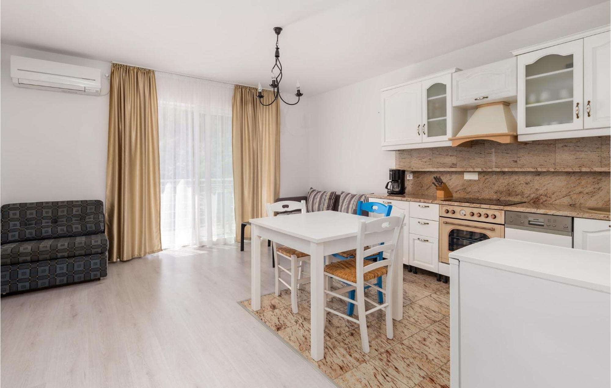1 Bedroom Gorgeous Apartment In Mošćenička Draga Buitenkant foto